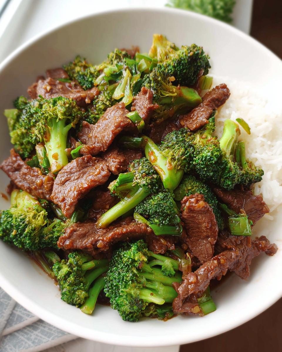 Nahaufnahme von Rindfleisch mit Brokkoli und weißem Reis in einer Schüssel, das Gericht Rindfleisch mit Brokkoli.